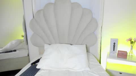 Bella Dajud online show from March 25, 11:55 pm