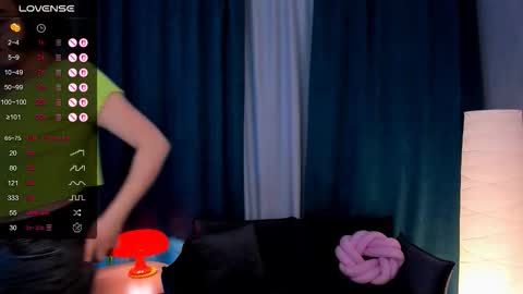 Snapshot of bellacaress chatting on December 4, 9:18 am hello guys im Bella online show from December 4, 9:18 am