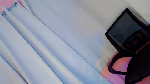 Snapshot of bellafucks1 chatting on December 29, 7:17 am Bella rowt online show from December 29, 7:17 am