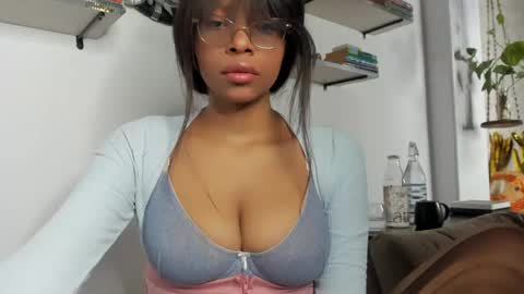 Snapshot of bellahproudly chatting on June 3, 9:42 pm Bellah online show from June 3, 9:42 pm