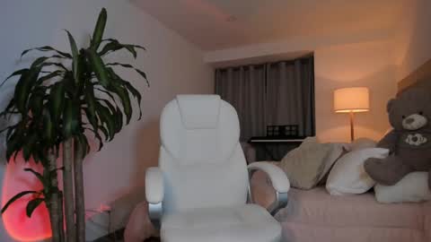 Snapshot of bellamia_ chatting on February 15, 4:14 am Bella Mia online show from February 15, 4:14 am