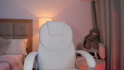 Snapshot of bellamia_ chatting on October 16, 1:17 am Bella Mia online show from October 16, 1:17 am