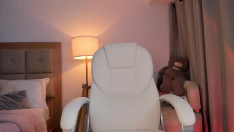 Snapshot of bellamia_ chatting on October 17, 3:53 am Bella Mia online show from October 17, 3:53 am