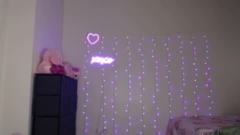 Snapshot of bellamonroee chatting on December 24, 6:11 am Bella Monroe online show from December 24, 6:11 am