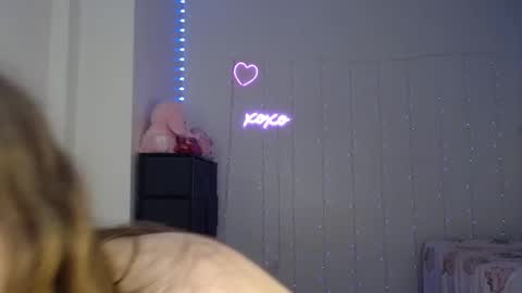 Snapshot of bellamonroee chatting on February 7, 8:33 am Bella Monroe online show from February 7, 8:33 am