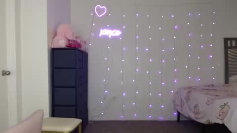 Snapshot of bellamonroee chatting on February 14, 4:47 am Bella Monroe online show from February 14, 4:47 am