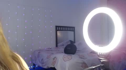 Snapshot of bellamonroee chatting on February 14, 7:49 am Bella Monroe online show from February 14, 7:49 am