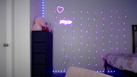 Snapshot of bellamonroee chatting on February 19, 5:16 am Bella Monroe online show from February 19, 5:16 am