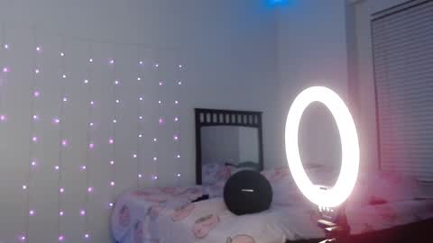 Snapshot of bellamonroee chatting on March 4, 7:51 am Bella Monroe online show from March 4, 7:51 am