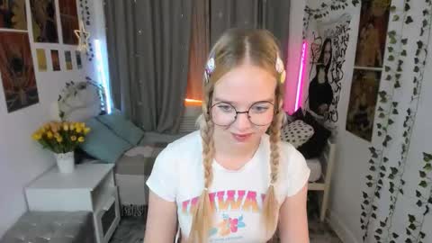 Snapshot of bellamontgomery chatting on November 9, 11:36 pm Bella online show from November 9, 11:36 pm