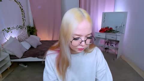 Snapshot of bellamontgomery chatting on March 25, 12:22 pm Bella online show from March 25, 12:22 pm