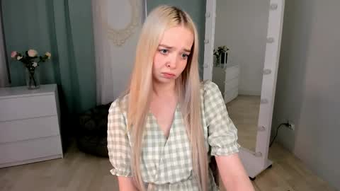 Snapshot of bellamontgomery chatting on April 29, 4:22 pm Bella online show from April 29, 4:22 pm