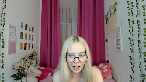 Snapshot of bellamontgomery chatting on May 1, 4:00 pm Bella online show from May 1, 4:00 pm