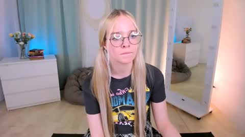 Snapshot of bellamontgomery chatting on May 17, 9:22 pm Bella online show from May 17, 9:22 pm
