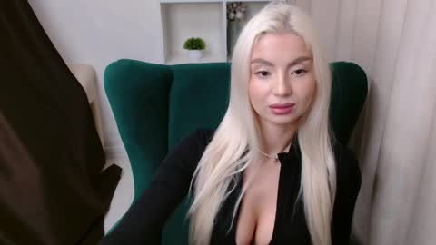 Snapshot of bellamur_ chatting on April 21, 1:17 pm Bella online show from April 21, 1:17 pm