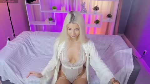 Snapshot of bellamur_ chatting on May 12, 8:11 am Bella online show from May 12, 8:11 am