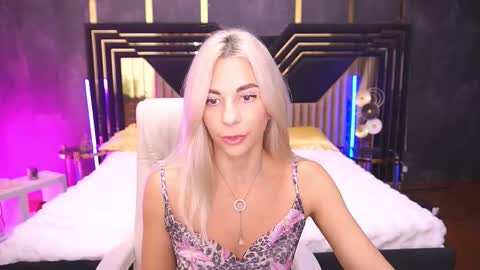 Bella online show from November 5, 9:04 pm