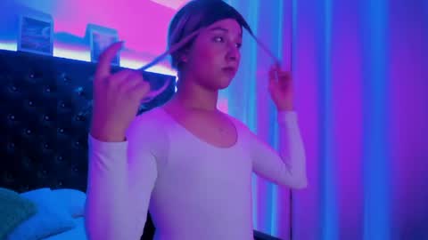 bellaroge online show from April 20, 5:43 am