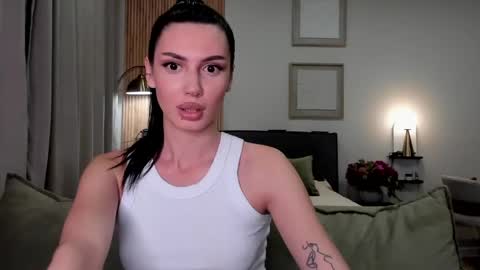 Snapshot of bellarowen chatting on May 25, 9:10 pm Bella online show from May 25, 9:10 pm