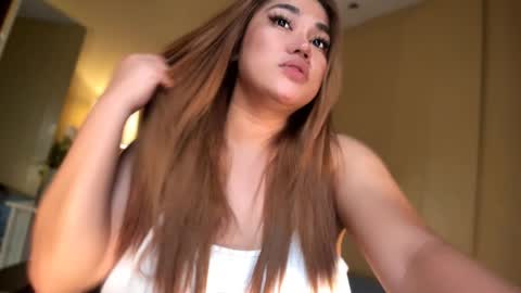 BELLA JONES online show from April 19, 3:11 pm