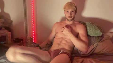 Snapshot of bendoverxo chatting on February 22, 9:19 am bendoverxo online show from February 22, 9:19 am