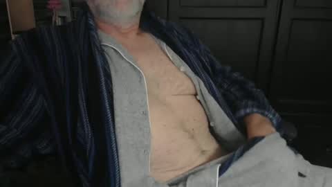 Snapshot of bendrinkin chatting on January 28, 10:23 am bendrinkin online show from January 28, 10:23 am