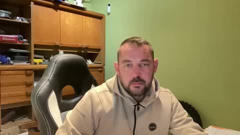 Snapshot of benochau chatting on April 28, 1:26 am benochau online show from April 28, 1:26 am