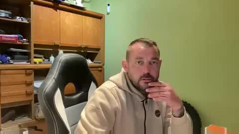Snapshot of benochau chatting on April 28, 2:49 am benochau online show from April 28, 2:49 am