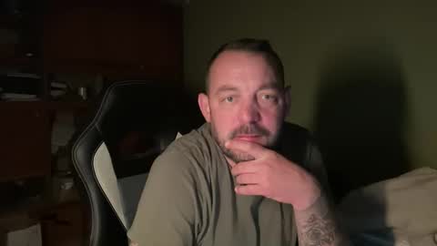 Snapshot of benochau chatting on April 28, 10:37 pm benochau online show from April 28, 10:37 pm