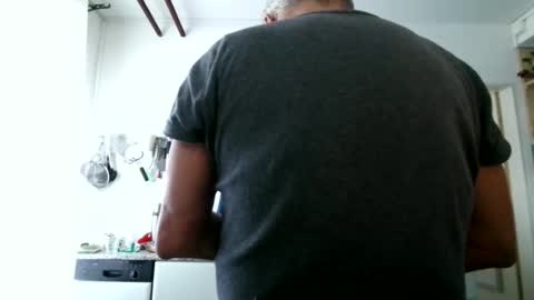 Snapshot of berg_boy chatting on April 3, 6:00 am Martin online show from April 3, 6:00 am