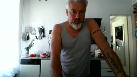 Snapshot of berg_boy chatting on April 21, 10:10 am Martin online show from April 21, 10:10 am