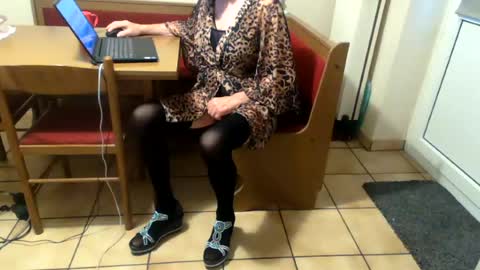 Snapshot of bernadetanylon chatting on July 23, 4:21 am Bernadetanylon online show from July 23, 4:21 am