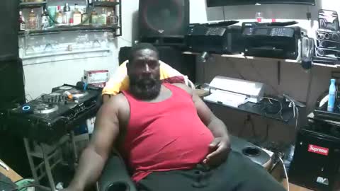 Snapshot of bernard0827 chatting on May 24, 12:26 am bernard0827 online show from May 24, 12:26 am