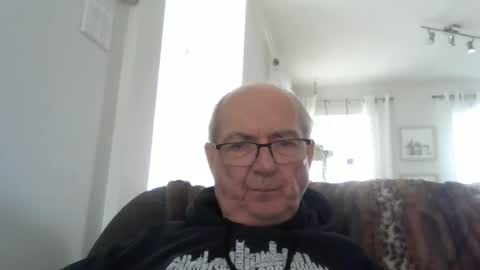 Snapshot of bernard1102 chatting on May 2, 1:49 pm bernard1102 online show from May 2, 1:49 pm