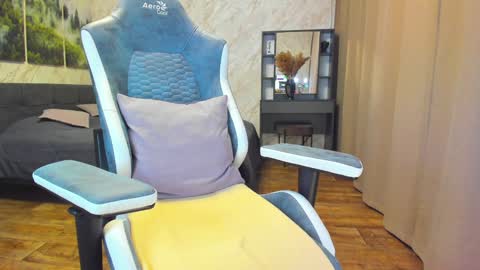 Snapshot of berry_lipsss chatting on February 8, 11:12 am Im Lola online show from February 8, 11:12 am