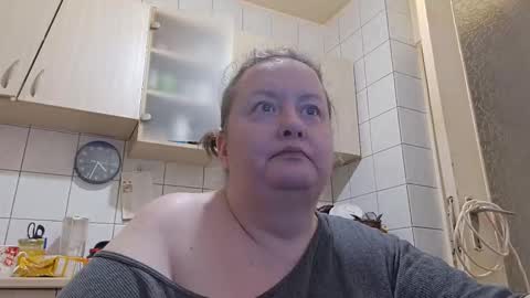 Snapshot of bethnorth chatting on December 15, 2:27 am bethnorth online show from December 15, 2:27 am