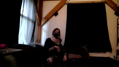 Snapshot of betsybradcock chatting on June 12, 10:30 pm Betsy online show from June 12, 10:30 pm