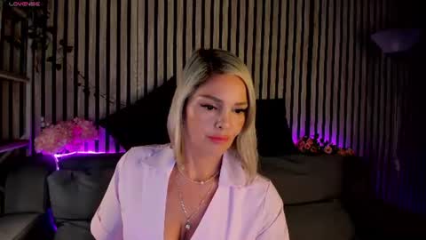Snapshot of betty_brock chatting on June 16, 1:19 am Betty online show from June 16, 1:19 am