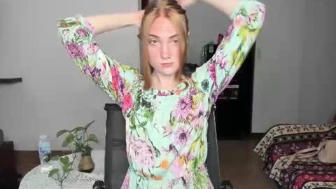 Snapshot of betty_witchy chatting on June 19, 4:17 am Dory make me happier online show from June 19, 4:17 am
