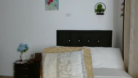 Snapshot of bhritany_brow chatting on October 11, 12:32 am Bhri online show from October 11, 12:32 am