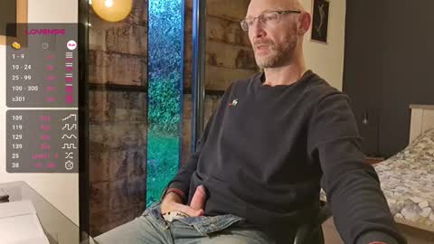 My name is David and if you like public exhibitions you wont be disappointed with me LoL - My favorite vibes is 44  online show from November 28, 7:44 am