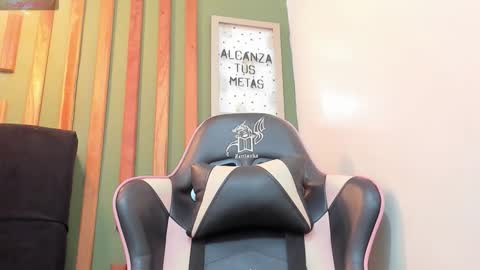 Snapshot of bianca_spear chatting on December 13, 7:53 pm bianca_spear online show from December 13, 7:53 pm