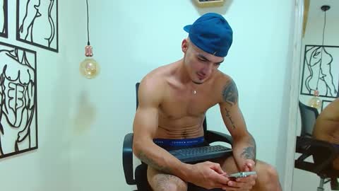 Snapshot of big_valentinhunk chatting on December 5, 1:58 am Big valentinHunk online show from December 5, 1:58 am