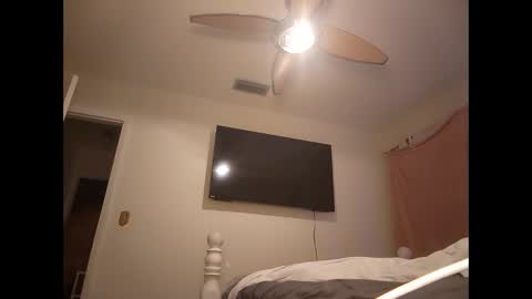 Snapshot of bigal9816192 chatting on January 18, 7:49 am bigal9816192 online show from January 18, 7:49 am