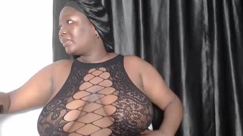 Snapshot of bigass_chocolate chatting on November 21, 7:12 pm bella online show from November 21, 7:12 pm