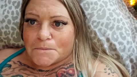 Snapshot of bigblueeyesmomma chatting on December 2, 10:45 pm Tiffany online show from December 2, 10:45 pm