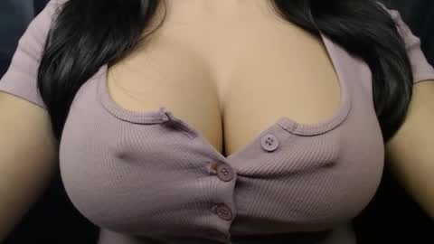 Snapshot of bigboobs_ivy chatting on October 6, 9:29 am Ivy online show from October 6, 9:29 am