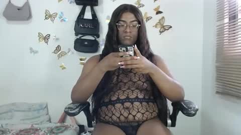 Snapshot of bigcrisblack chatting on October 26, 8:26 pm cristina online show from October 26, 8:26 pm