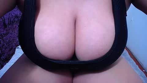 Snapshot of bigg_boobs_xxx chatting on October 13, 9:37 pm Sunny online show from October 13, 9:37 pm