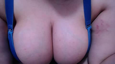 Snapshot of bigg_boobs_xxx chatting on October 15, 9:15 pm Sunny online show from October 15, 9:15 pm